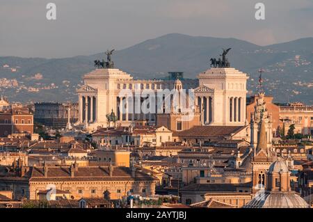 Veduta aerea di Roma dell'Altare della Patria e degli edifici del centro storico di roma. Roma, Italia Foto Stock