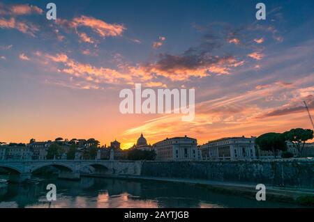 Splendido tramonto sul centro storico di Roma con vista sulla Basilica di San Pietro. Roma, Italia Foto Stock