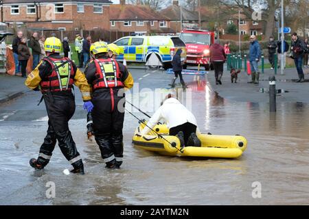 Hereford, Herefordshire, Regno Unito - Lunedì 17th Febbraio 2020 - i membri del servizio di soccorso antincendio assistono i residenti allagati nella sicurezza nella zona di Hinton Road della città dopo che il fiume Wye ha fatto esplodere le sue banche. Foto Steven May / Alamy Live News Foto Stock