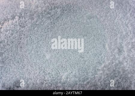 Primo piano della superficie dell'acqua congelata. Bianco freddo natura sfondo texture Foto Stock