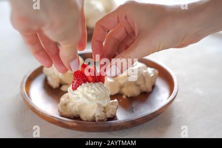 Torta di pavlova alla fragola, dessert alla pavlova, meringa con fragole Foto Stock