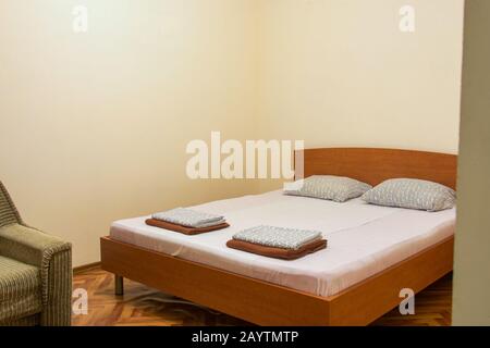 Crepa e pareti vuote nella camera dell'hotel Foto Stock