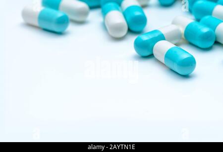 Capsule di antibiotici a fuoco selettivo su sfondo bianco. Concetto di resistenza ai farmaci antibiotici. Industria farmaceutica. Farmaci antimicrobici Foto Stock