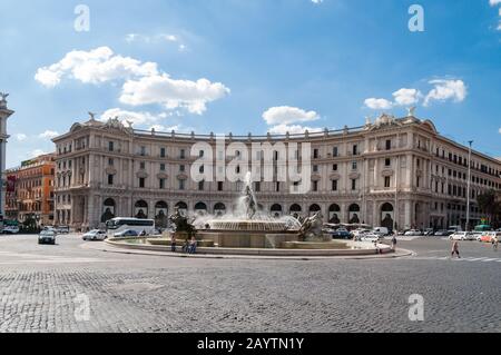 Roma, Italia - 20 settembre 2013: Fontana delle Naiadi in Piazza della Repubblica a Roma, Italia Foto Stock