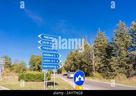 Provincia di Siena, Italia - 23 Settembre 2013: Indicazioni stradali per le città italiane Foto Stock