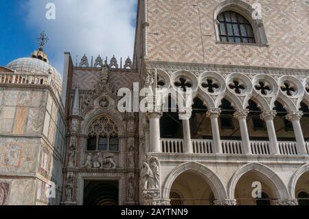 Venezia, Italia - 27 Settembre 2013: Dettagli Architettonici Del Palazzo Dodge Gotico Su Piazza San Marco A Venezia, Italia Foto Stock