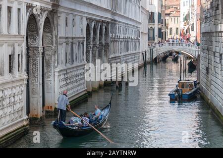 Venezia, Italia - 27 Settembre 2013: Canale veneziano con turisti in tradizionale gondola veneziana. Esplora la scena turistica di Venezia e Italia Foto Stock