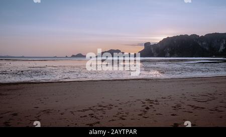 Ao Nam Mao Beach Krabi Thailandia, spiaggia arancione giallo al tramonto a Ao Nag Krabi Foto Stock