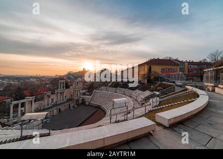 Bulgaria, Plovdiv città. Caldo panorama del tramonto sull'Anfiteatro Romano nella città più antica d'Europa Foto Stock
