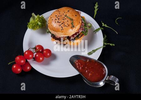 deliziosi hamburger al ristorante Foto Stock