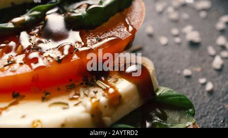 ricetta di insalata di pasta caprese, mozzarella di pomodoro, caprese insalata, mozzarella di bufala, bocconcini, basilico di pomodoro ciliegia, basilico di pomodoro ciliegia Foto Stock