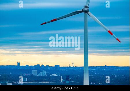 Walker sul mucchio di scorie di Hoheward a Herten, centrale eolica sul mucchio di scorie di Hoppenbruch, vista dello skyline di Essen, NRW, Germania Foto Stock