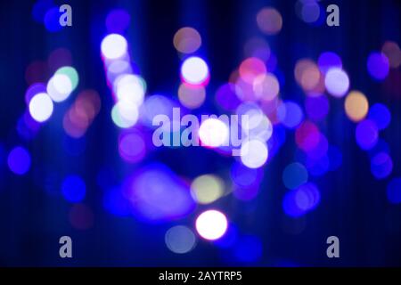 Sfondo astratto con defocused bokeh luci colorate, luci scintillanti e riflessi luminosi Foto Stock