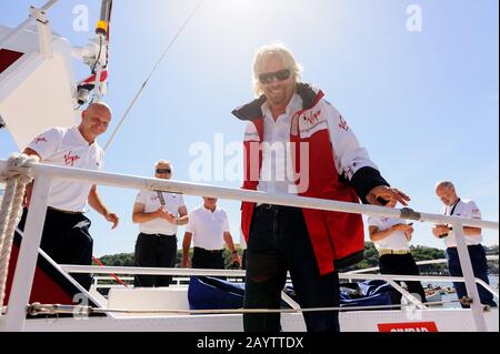 Sir Richard Branson, con l'equipaggio originale e nuovo della Virgin Atlantic Challenger II che arriva nel porto di Fowey per celebrare la loro riunione. Foto Stock