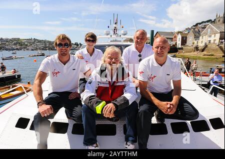 Sir Richard Branson pone per ritratto a Fowey durante la riunione dell'equipaggio della Virgin Atlantic Challenger II nel 2013. Foto Stock