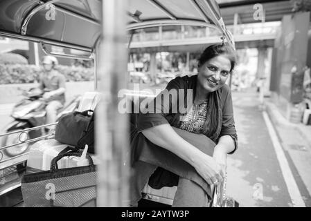 Felice matura bella donna indiana esplorare la città Foto Stock