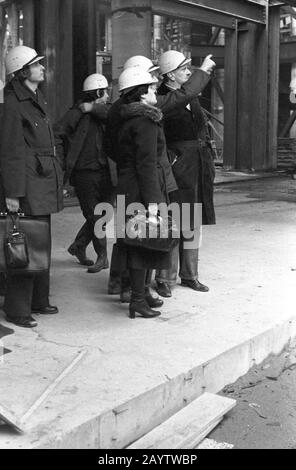 01 gennaio 1979, Sassonia, Lipsia: Il Gewandhauskapellmeister Kurt Masur (a destra) visita il sito di costruzione della nuova Gewandhaus di Lipsia su Karl-Marx-Platz alla fine della 1970s, accompagnato da gestori di siti e operai edili. Data esatta di registrazione non nota. Foto: Volkmar Heinz/dpa-Zentralbild/ZB Foto Stock