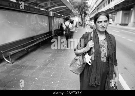 Ritratto di una bella donna indiana matura che esplora la città Foto Stock