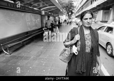 Ritratto di una bella donna indiana matura che esplora la città Foto Stock