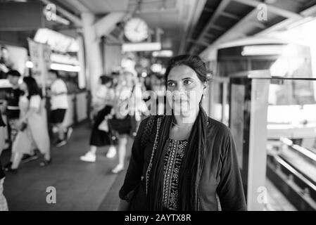 Ritratto di una bella donna indiana matura che esplora la città Foto Stock