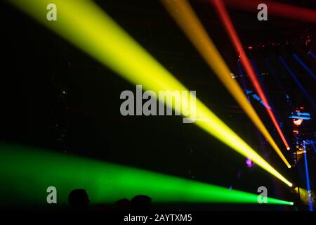 Scena, luci sceniche con faretti colorati e fumo, luci laser sfondo, colore arcobaleno Foto Stock