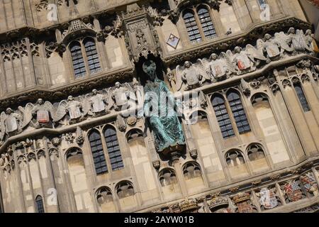 Dettaglio dell'ingresso alla Cattedrale di Canterbury da Christchurch Gate, che mostra la statua in bronzo di Gesù Cristo, Canterbury, Kent, Inghilterra, Regno Unito Foto Stock