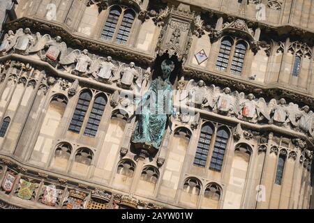 Dettaglio dell'ingresso alla Cattedrale di Canterbury da Christchurch Gate, che mostra la statua in bronzo di Gesù Cristo, Canterbury, Kent, Inghilterra, Regno Unito Foto Stock