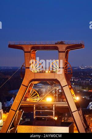 Copricapo illuminato di Schacht XII del Complesso industriale della miniera di carbone di Zollverein in serata, Germania, Renania settentrionale-Vestfalia, zona della Ruhr, Essen Foto Stock