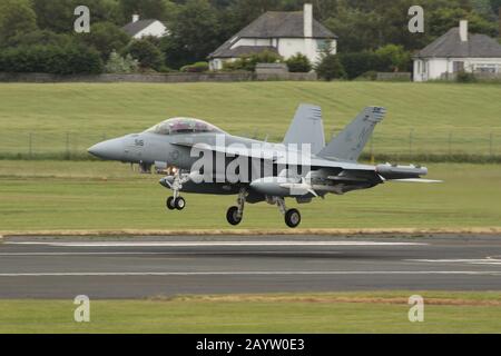 169136, un Boeing EA-18G Growler gestito dalla Marina degli Stati Uniti, all'Aeroporto Internazionale di Prestwick nell'Ayrshire. Foto Stock