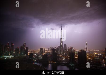 Un fulmine colpisce il Burj Khalifa a Dubai, negli Emirati Arabi Uniti, in questa spettacolare immagine notturna. Foto Stock