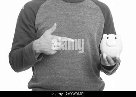 Ritratto di bell'uomo che tiene banca piggy Foto Stock