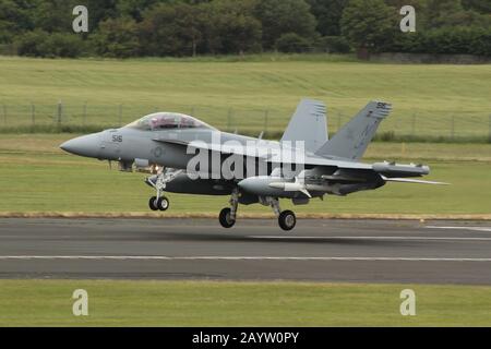 169136, un Boeing EA-18G Growler gestito dalla Marina degli Stati Uniti, all'Aeroporto Internazionale di Prestwick nell'Ayrshire. Foto Stock