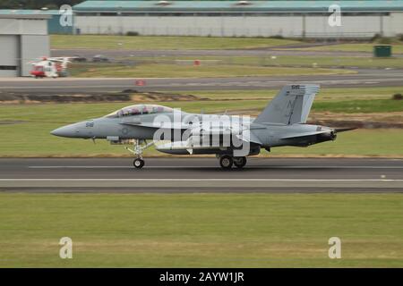 169136, un Boeing EA-18G Growler gestito dalla Marina degli Stati Uniti, all'Aeroporto Internazionale di Prestwick nell'Ayrshire. Foto Stock