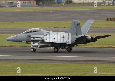 169136, un Boeing EA-18G Growler gestito dalla Marina degli Stati Uniti, all'Aeroporto Internazionale di Prestwick nell'Ayrshire. Foto Stock