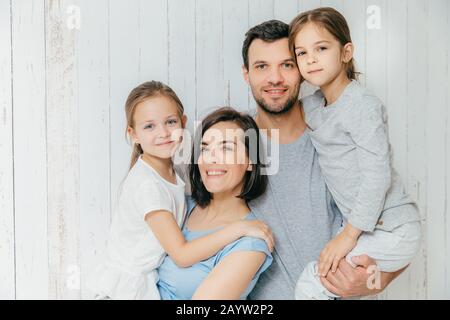 Buona cerchi di sesso maschile e femminile genitori tenere le loro belle figlie, per trascorrere il tempo libero tutti insieme, godere di stare insieme. La famiglia europea amarci l un l altro Foto Stock