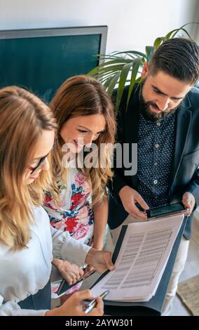 Uomini d'affari che hanno un incontro informale di lavoro Foto Stock