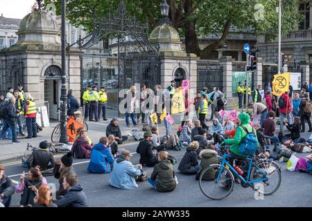 Estinzione ribellione protesta al di fuori del parlamento irlandese a Dublino, Irlanda. Foto Stock