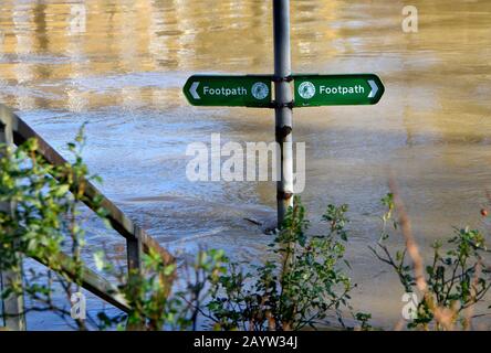 Maidstone, Kent, Regno Unito. 17th Feb, 2020. Cielo blu e inondazioni nel centro di Maidstone dopo un'altra notte di vento e pioggia pesante. Riverside sentiero sommerso credito: PjrFoto/Alamy Live News Foto Stock