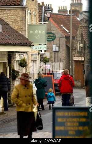 Via dello shopping a Helmsley, North Yorkshire Foto Stock