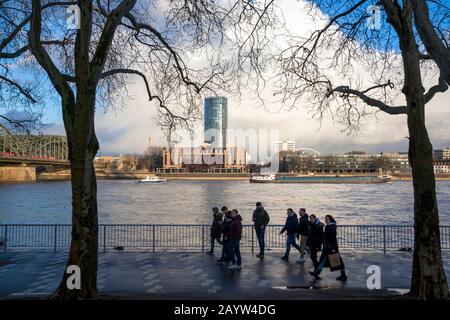 Vista sul Reno fino all'Hotel Hyatt Regency e alla torre del CologneTriangle nel quartiere Deutz, Colonia, Germania. Hotel Blick ueber den Rhein zum Foto Stock