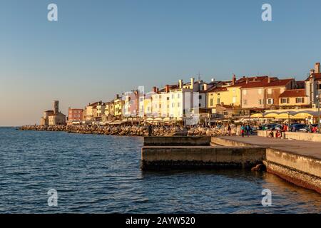 Turisti lungo la riva di Pirano, Slovenia nel tardo pomeriggio Foto Stock