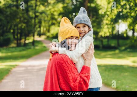 Affettuoso buona ricerca giovane madre abbraccia la sua unica figlia, hanno rapporto caldo, essere contento di avere in modo intelligente e bella ragazza, play tog Foto Stock