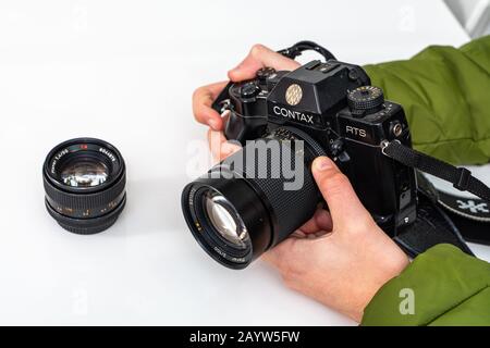 Alla scoperta e alla gestione di una vecchia fotocamera reflex vintage Foto Stock