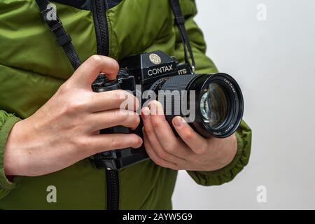 Alla scoperta e alla gestione di una vecchia fotocamera reflex vintage Foto Stock