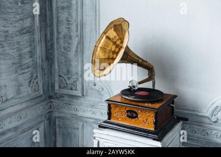 Dispositivo musicale. Vecchio gramophone con disco piatto o vinile su scatola di legno. Lettore di dischi in ottone antico. Gramophone con altoparlante a tromba. Intrattenimento retro co Foto Stock