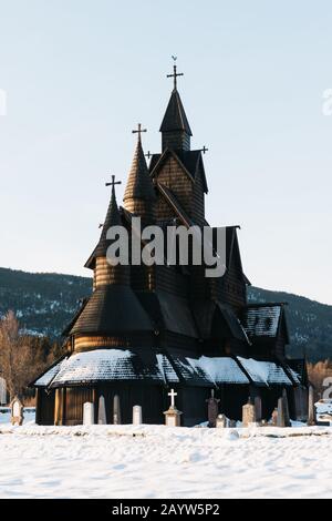 Chiesa di Heddal Stave a Notodden, Norvegia, in inverno coperta di neve Foto Stock