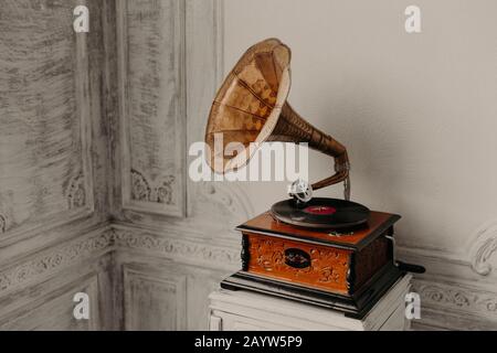 Dispositivo musicale. Vecchio gramophone con disco piatto o vinile su scatola di legno. Lettore di dischi in ottone antico. Gramophone con altoparlante a tromba. Intrattenimento retro co Foto Stock