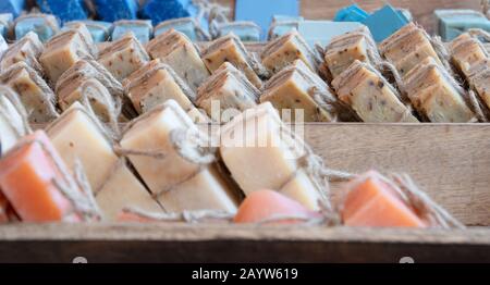 vendita di saponi biologici fatti a mano a base di olio d'oliva Foto Stock