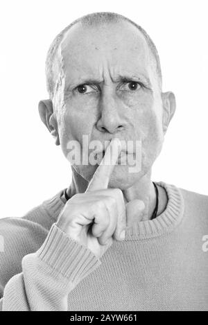 La faccia di angry man senior con il dito sulle labbra Foto Stock