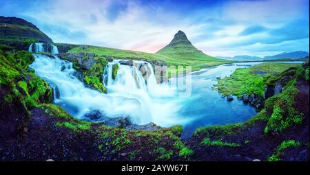 Splendido paesaggio con cascata Kirkjufellsfoss e montagna Kirkjufell, Islanda, Europa. Foto Stock